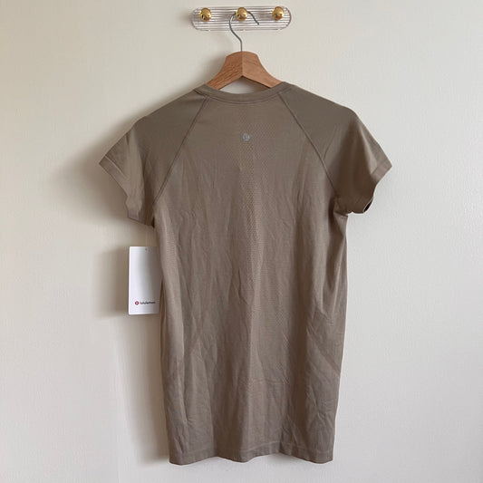 Lululemon Swiftly Tech ショートスリーブ 2.0 *ヒップ丈 - シアーオーク - サイズ10