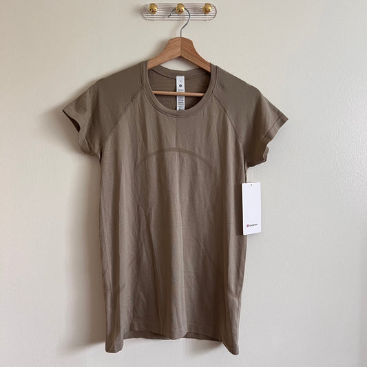 Lululemon Swiftly Tech ショートスリーブ 2.0 *ヒップ丈 - シアーオーク - サイズ10